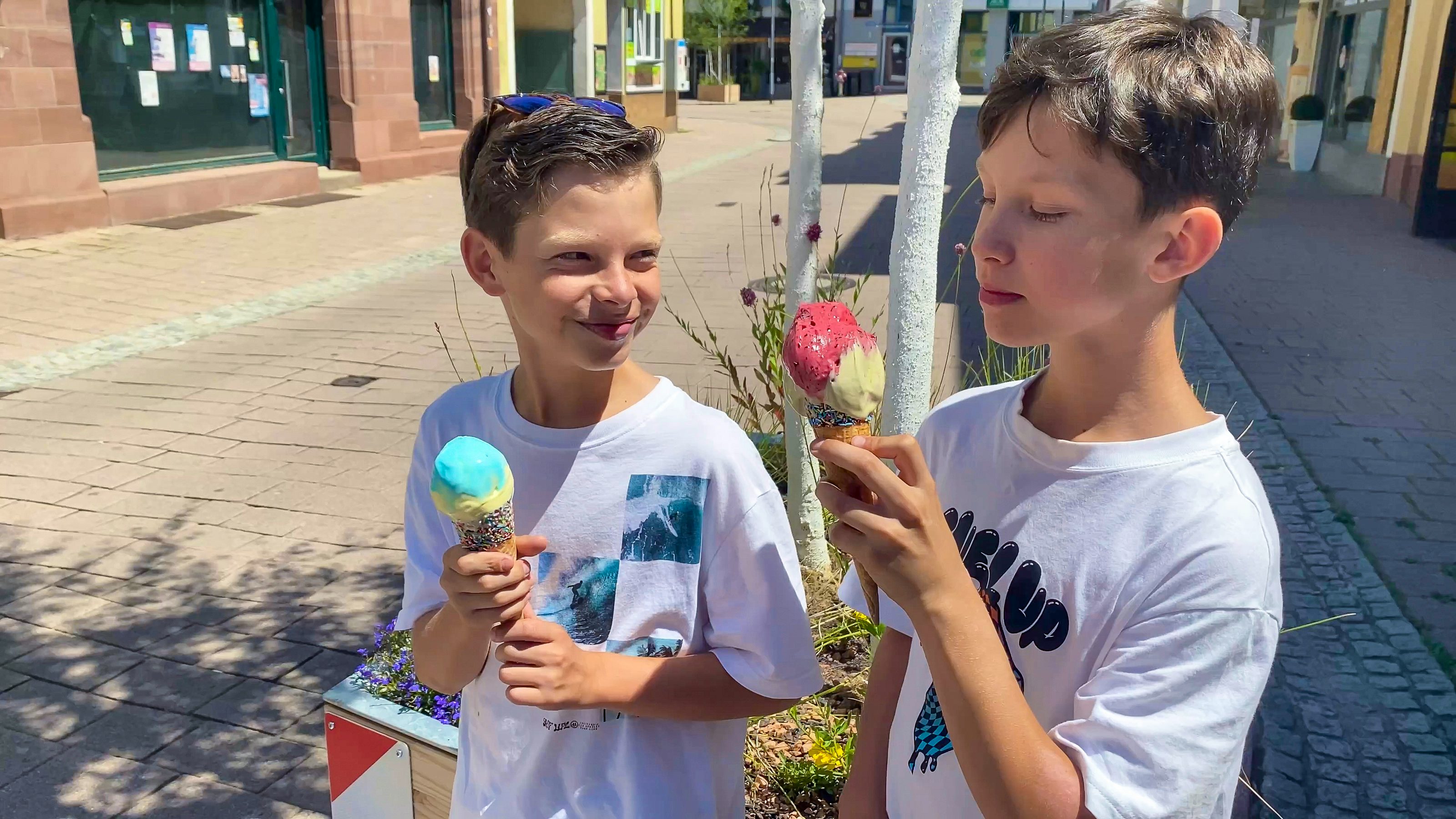 Zwei Jungs essen Eis in der Waffel.