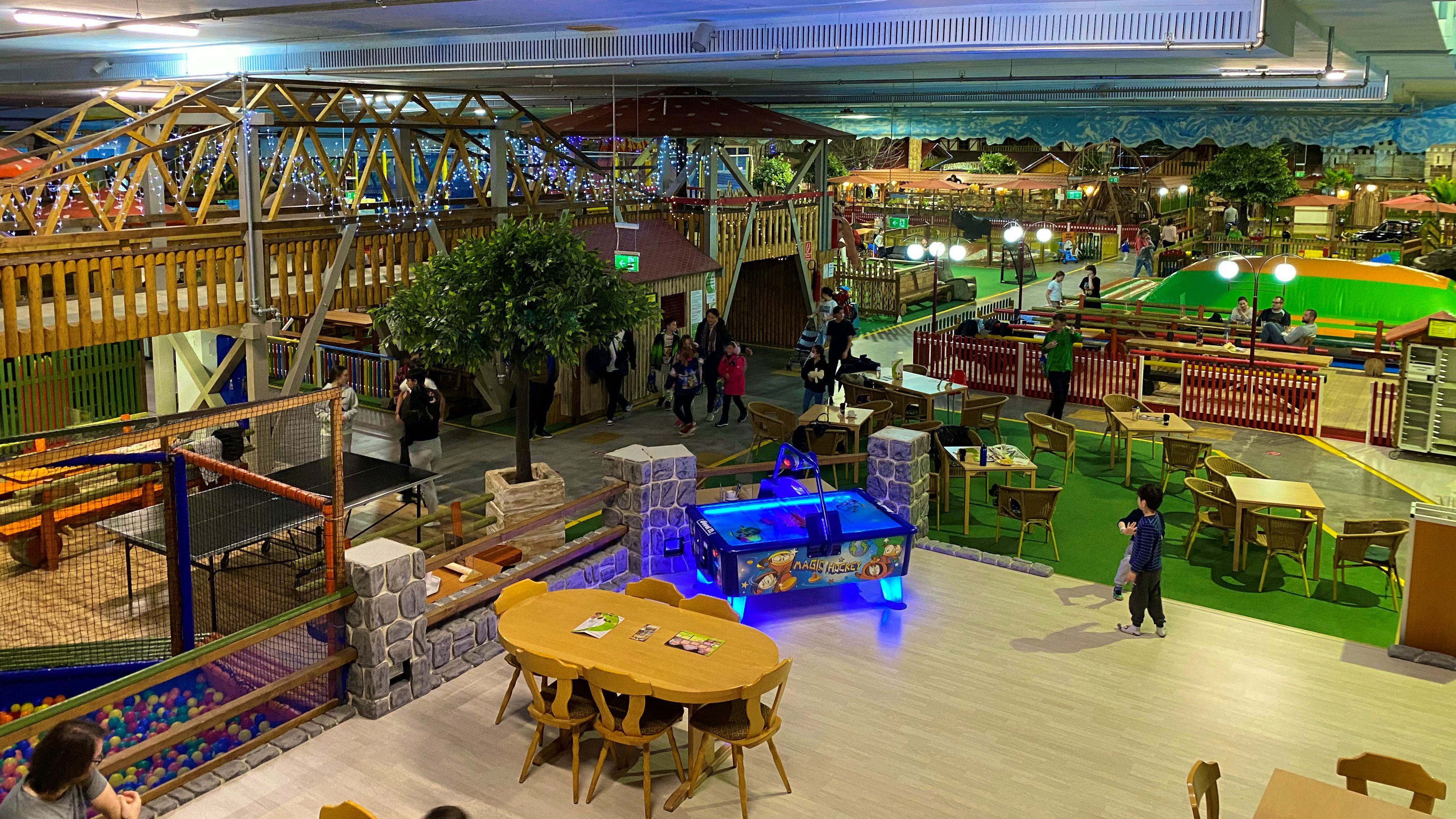 Freizeithalle mit Spielgeräten für Kinder und Erwachsene.