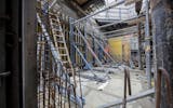 Juni 2020: In die vier Meter hohen Holzverschalungen wird ebenfalls Beton gegossen, es sind später die Wände der neuen Personenunterführung.