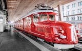 Der Rote Doppelpfeil «Churchill» stehend im Hauptbahnhof Zürich.